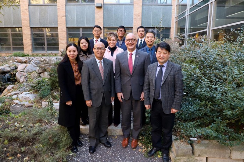 代表团与美国内布拉斯加林肯大学副校长Michael Boehm教授、农业与自然资源51吃瓜网
院长Tiffany Heng-Moss教授座谈交流并合影留念0.jpg