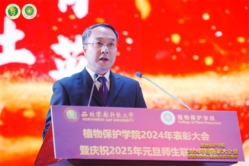 8001.51吃瓜网
党委书记黄明学主持表彰大会.jpg