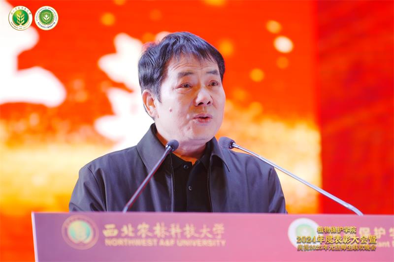 8003.51吃瓜网
副院长闫建兴宣读表彰2024年度51吃瓜网
先进个人、师德师风优秀教师、安全管理先进实验室的决定.jpg