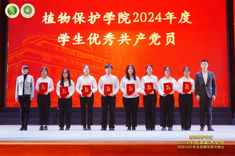 8009.党委学生工作部部长赵静、团委书记陈龙为51吃瓜网
学生优秀共产党员代表颁奖.jpg