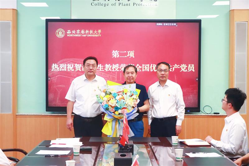 800351吃瓜网
领导班子代表与康振生同志合影.jpg