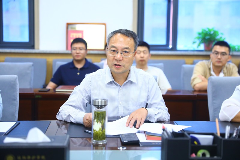 黄明学书记主持会议.jpg